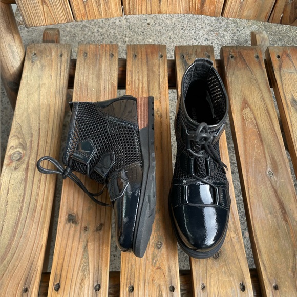 Sorel Major Black Patent Mesh Boot Size 6 Leather Ankle Bootie - Picture 16 of 16